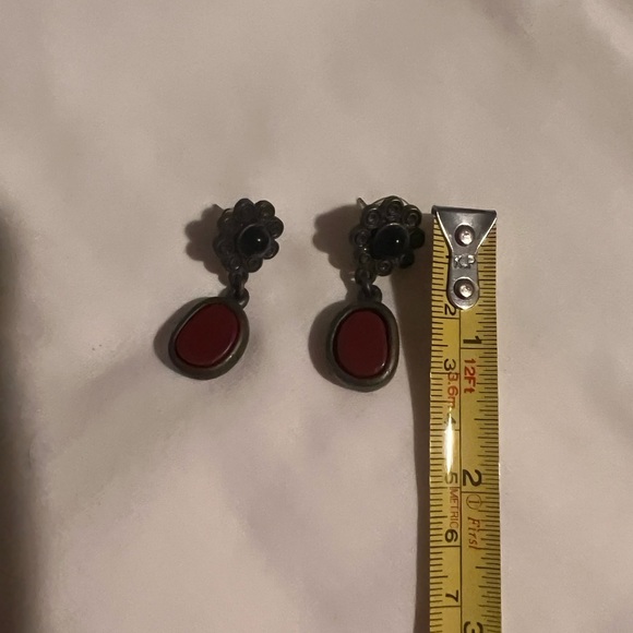 BLACK AND RED DROP PIERCED EARRINGS - Picture 4 of 4